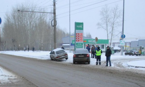 "Лада" влетела в столб на Производственной: пострадавший ищет очевидцев ДТП