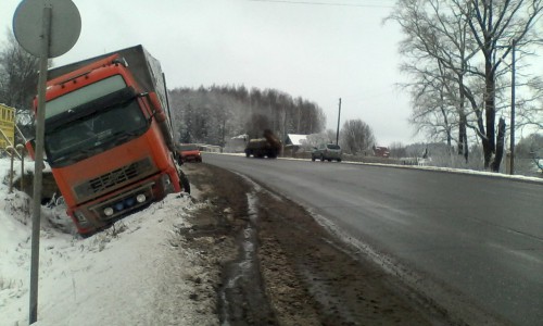 В Кировской области фура вылетела в кювет