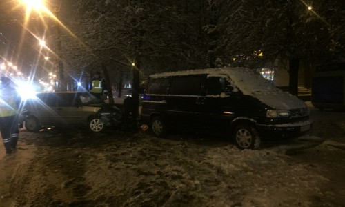 В Кирове у «Колизея»  серьезная авария: две машины «всмятку»