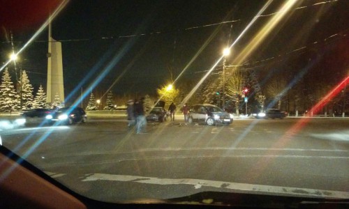 В Кирове столкнулись две иномарки: машины сильно пострадали