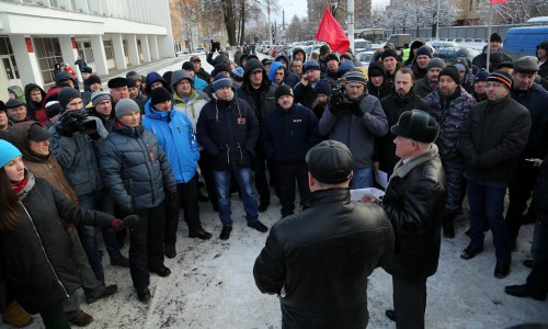 Кировские дальнобойщики вышли на пикет к зданию городской администрации