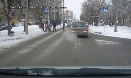 Видео от кировчанина: женщина необычным способом перевела ребенка через дорогу