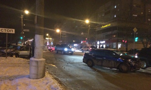 ДТП на Хлыновской: от удара передние части двух авто превратилась в груду металла