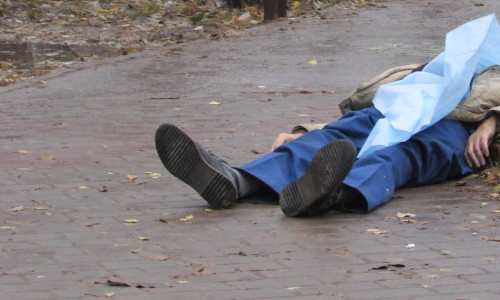 В Кировской области на трассе найдено прикрытое покрывалом тело мужчины