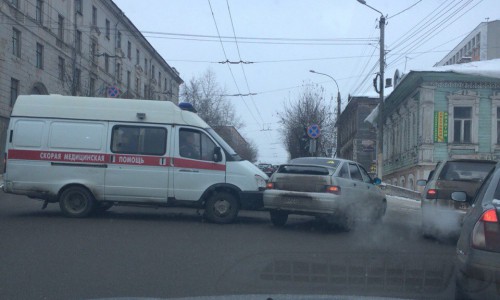 В центре Кирова карета Скорой помощи столкнулась с «Ладой»