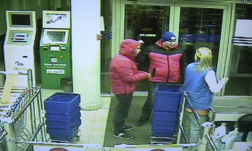 Видео: в Кирове разыскивают двоих мужчин, которые избили знакомого у магазина