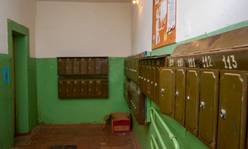 В Кировской области медики нашли в подъезде пьяную спящую мать и ребенка