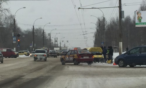 В Кирове столкнулись две легковушки: пострадали трое человек