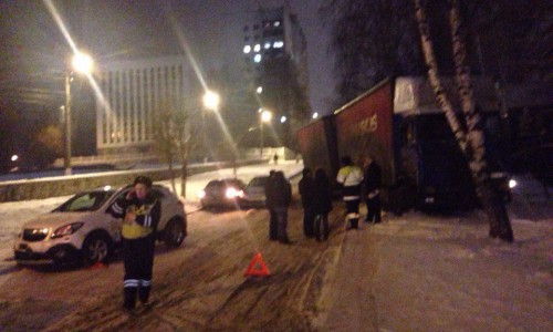 У Старого моста фура протаранила пять машин и едва не влетела в дерево