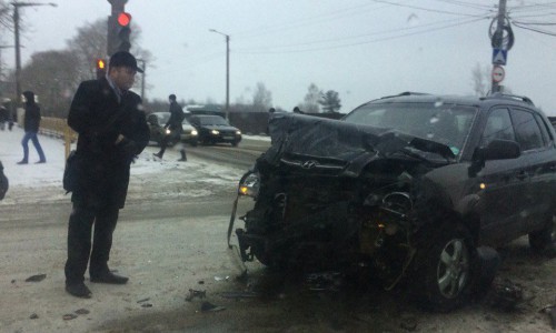 В Кирове столкнулись автобус и внедорожник: иномарка "всмятку"
