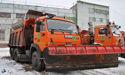 Киров под снегом: на дорогах города работает в два раза больше снегоуборочных машин