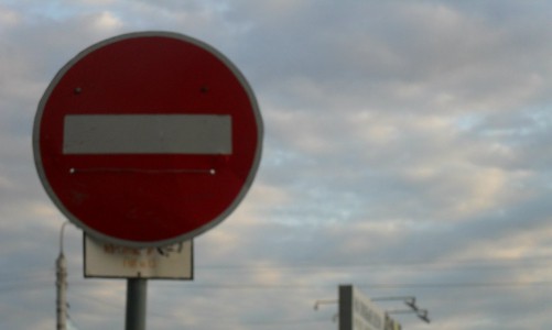 В Кирове при повороте с Профсоюзной на Казанскую повесили «кирпич»