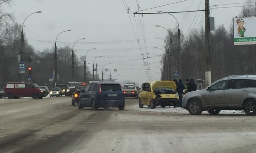 Появилось видео столкновения "Пежо" и "Лады" на Московской