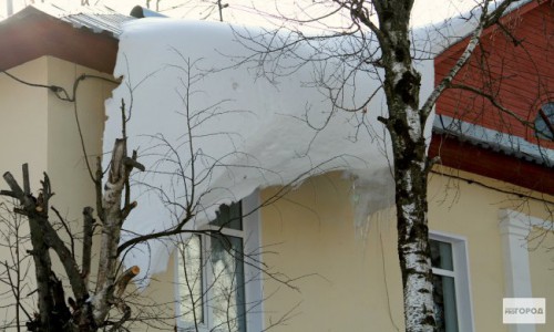 Кировчане смогут пожаловаться на снежные глыбы на крышах через Интернет