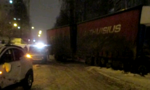 В Интернете появилось видео, как в Кирове фура протаранила пять машин