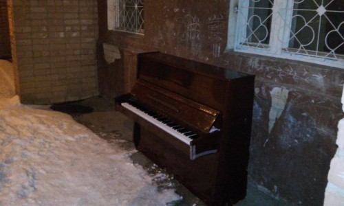 Кировчане поставили фортепиано во дворе