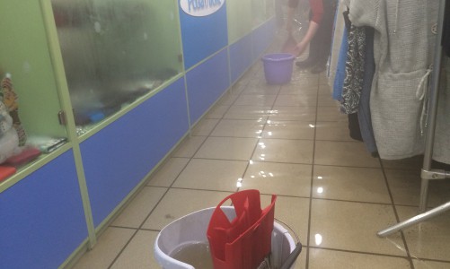 Видео: кировский магазин женской одежды затопило кипятком