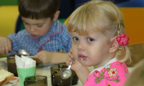 В Кирове детей из малообеспеченных семей накормили просроченными сладостями
