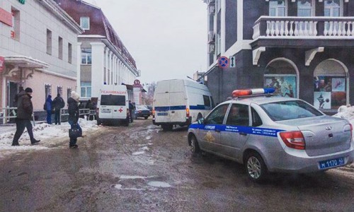 Полицейские оцепили территорию у Центральной гостиницы из-за подозрительной коробки