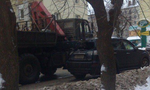 В Кирове из кузова «КамАЗа» на припаркованные авто выпал фиксатор гидравлического упора