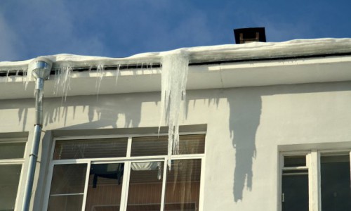 В Кировской области на женщину упала глыба льда