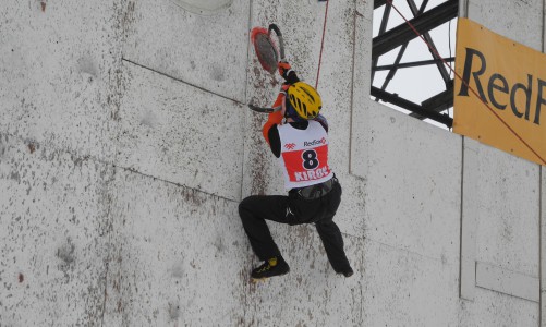 Фото: в Кирове проходит Чемпионат России по ледолазанию