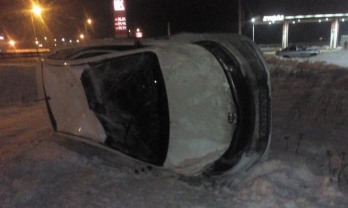В Кирове автомобиль KIA вылетел с дороги и перевернулся