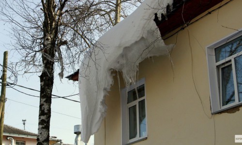 Кировские следователи начали проверку после падения снега на коляску с малышом