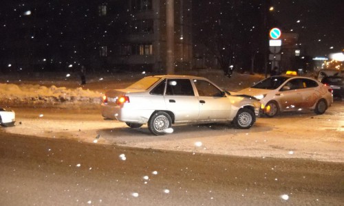 Водитель-бесправник врезался в иномарку: пострадали 7-летняя девочка и ее мать