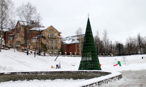 В сквере имени 60-летия СССР затопило провода новогодней елки
