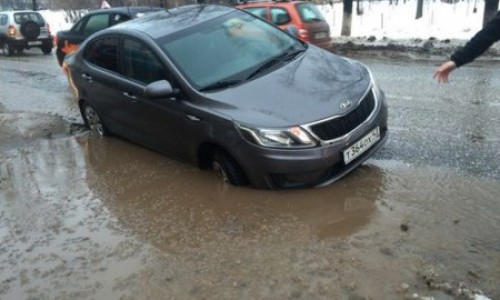 В Кирове из-за огромной лужи иномарка провалилась колесом в люк