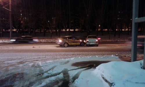 На Производственной столкнулись такси и Renault