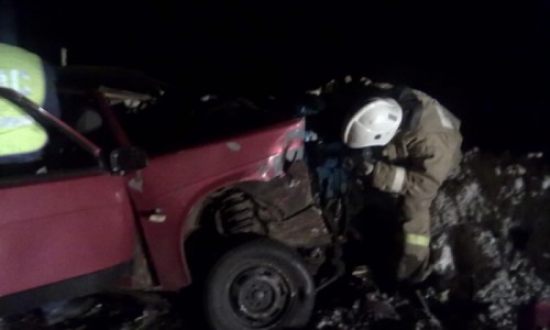 На трассе Киров-Пермь «ВАЗ» влетел в фуру: пострадавшего вырезали из легковушки