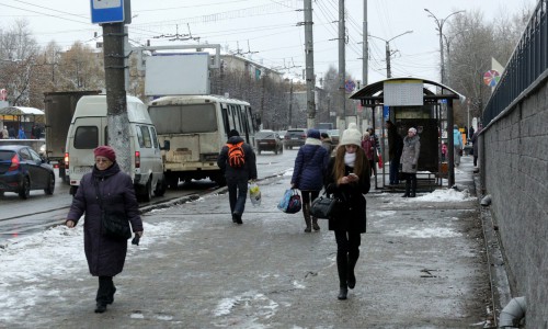 Кировчанка на остановке отобрала у ребенка деньги