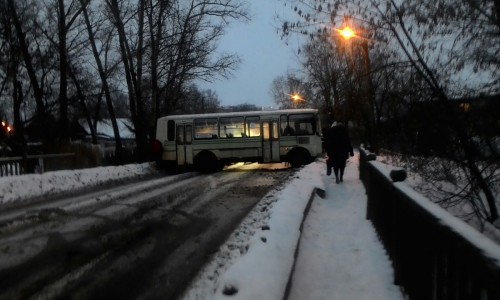 В Кирове на Украинской автобус полностью перекрыл дорогу