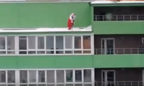 В Кирове Дед Мороз спустился с крыши на 13 этаж, чтобы поздравить ребенка с Новым годом