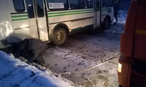 В Кирове автобус, перекрывший дорогу, оттащили лесовозом