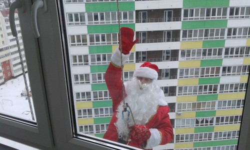 Кировчане, к которым Дед Мороз спустился с крыши: "Мы не знали, чем еще удивить своего ребенка"
