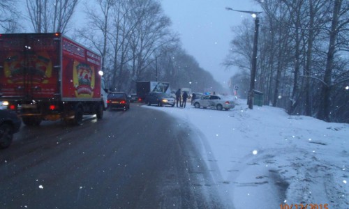 Из-за ДТП на дамбе в Макарье кировчане простояли в километровой пробке