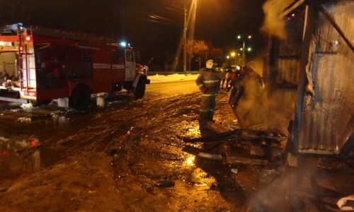 Ночью на берегу Вятки сгорел металлический вагончик