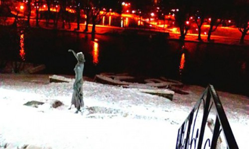 У скульптуры «Бегущая по волнам» пропал фонарь