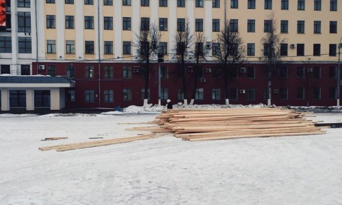 Рабочие начали оформлять Театральную площадь к Новому году