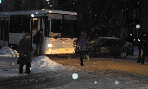 Видео ДТП в Кирове: легковушка на скорости влетела в автобус