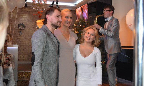 Видео: перчатки Елены Летучей купила Екатерина Реутова за 35 тысяч рублей