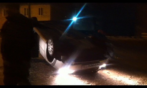 На Попова Chevrolet влетел в столб и перевернулся: водитель убежал с места ДТП