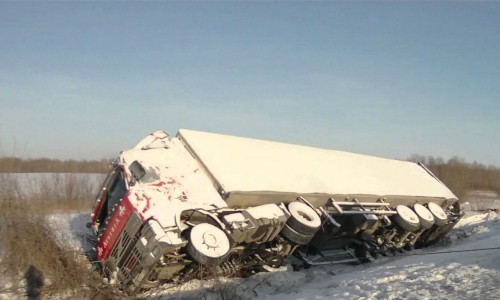 Кировского дальнобойщика, застрявшего в сугробе, спасли на трассе в Кемеровской области