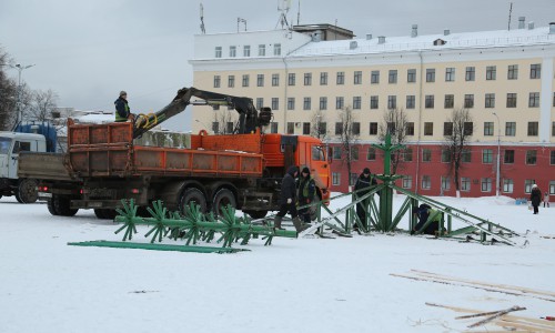 На Театральной площади начали устанавливать новогоднюю елку