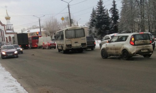 На улице Лепсе «ПАЗик» не пропустил Range Rover