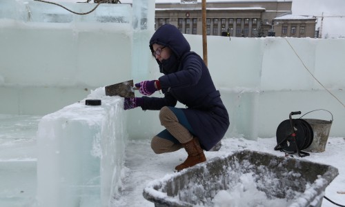 Испытано на себе: как строят ледовый городок на Театральной площади?