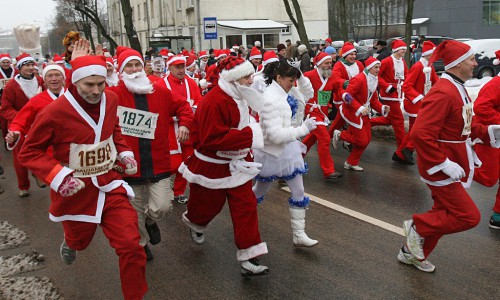 Более 80 Снегурочек и Дедов Морозов пробегут по Театральной площади